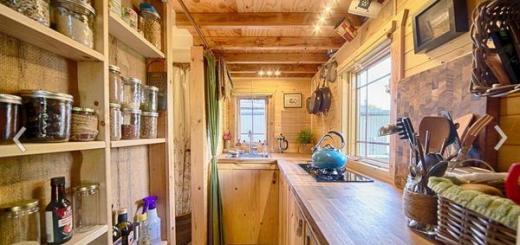 Кухня в деревянном доме: особенности дизайна и фото удачных проектов Кухня в доме из бруса с окном